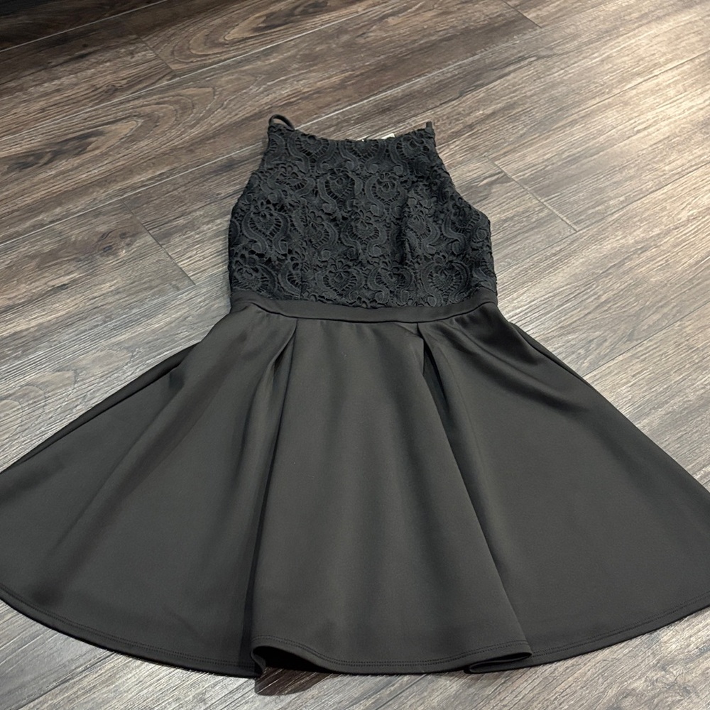 Francesca’s Elegant Black Lace Dress